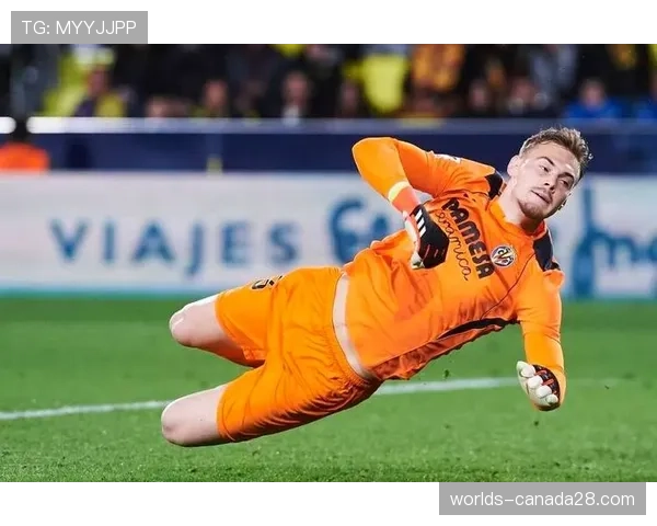 特写：斯坦福桥雨战，切尔西门将扑出点球后振臂怒吼鼓舞全队